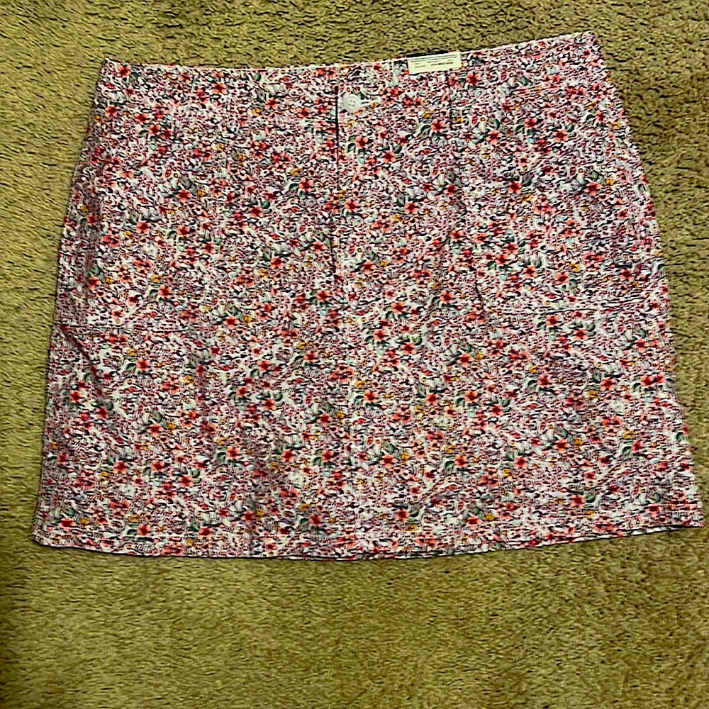 St John’s Bay White Ditsy Floral Mid-Rise Skort-Size 16W.  New With Tags!